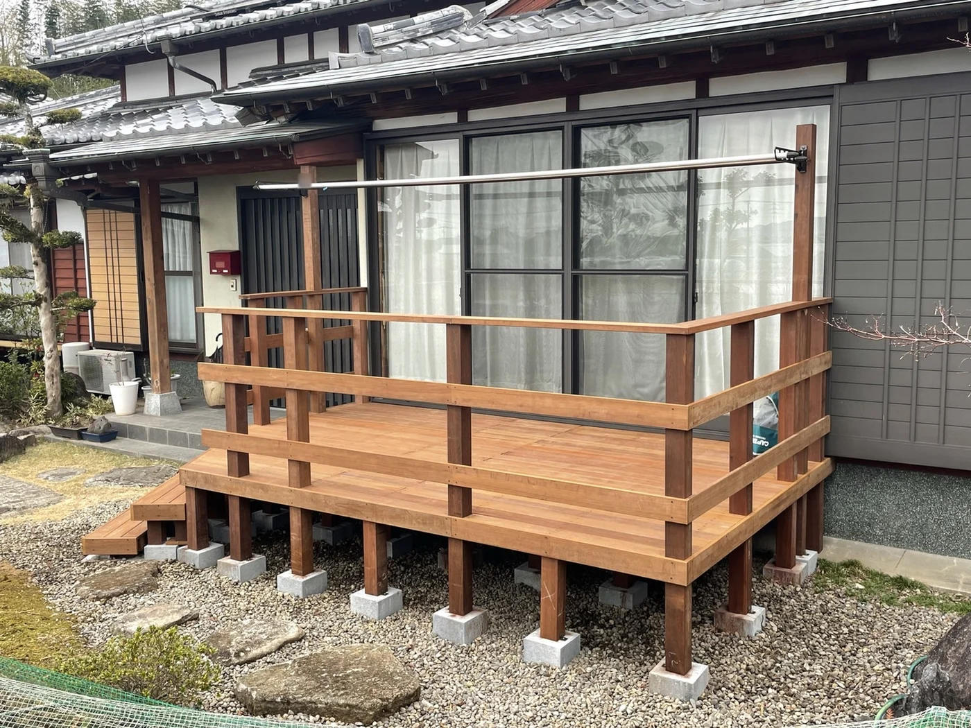 物干し竿、囲い、床を一緒に見た外観です