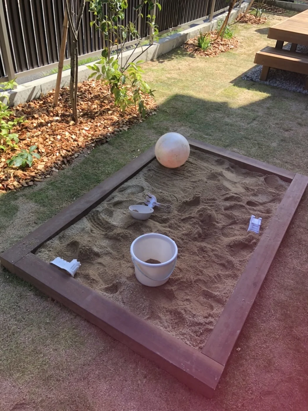 庭に設けた木の枠の砂場