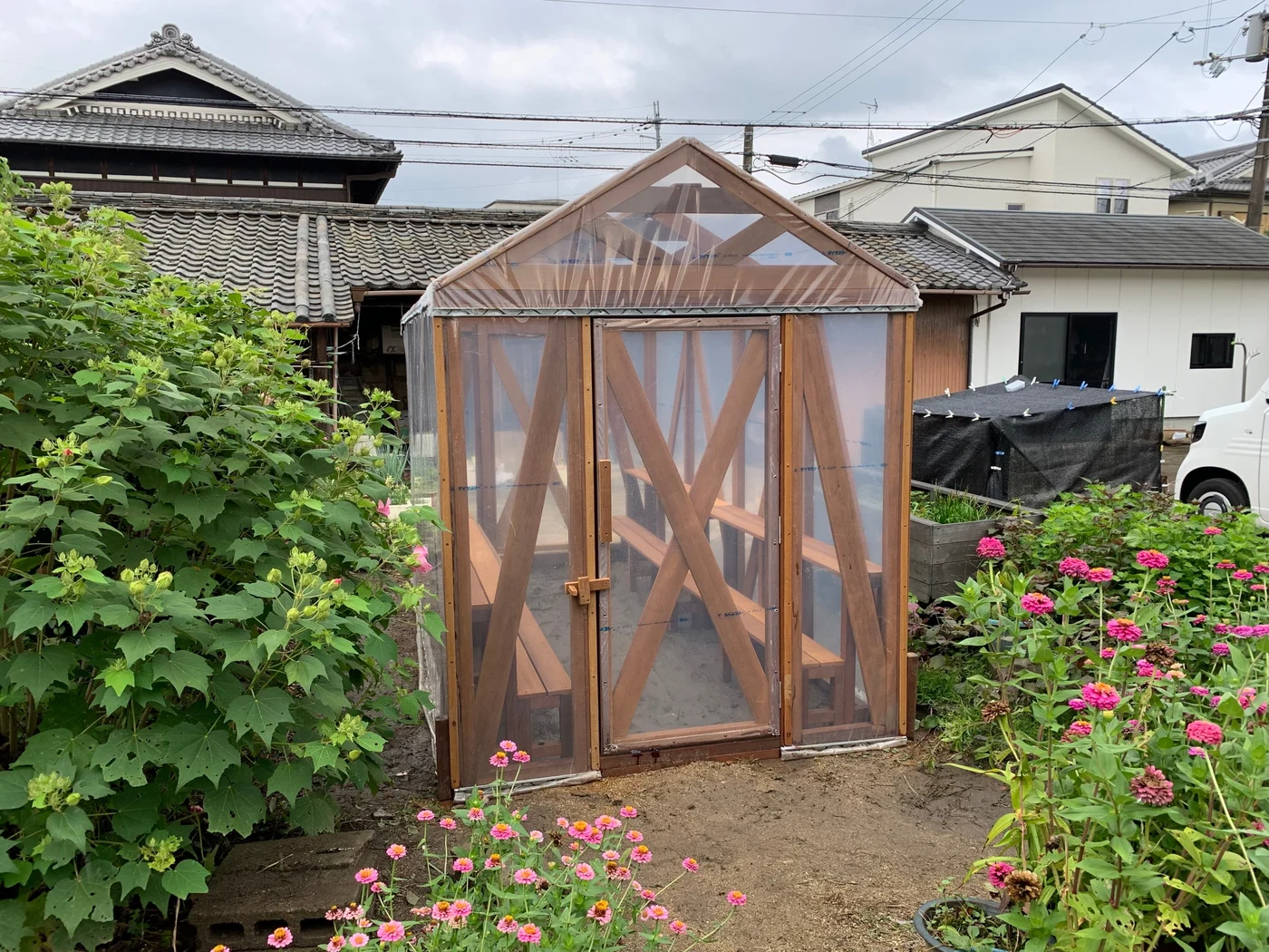 花の咲く庭から見た出入口