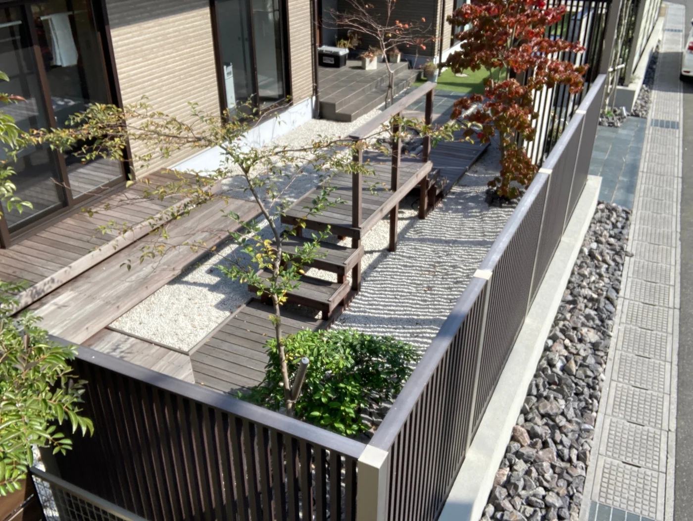 上方から見る園路と窓前デッキ