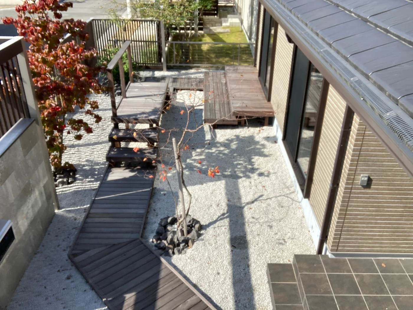 園路と庭木、窓前デッキの高さの関係を上から見た写真です