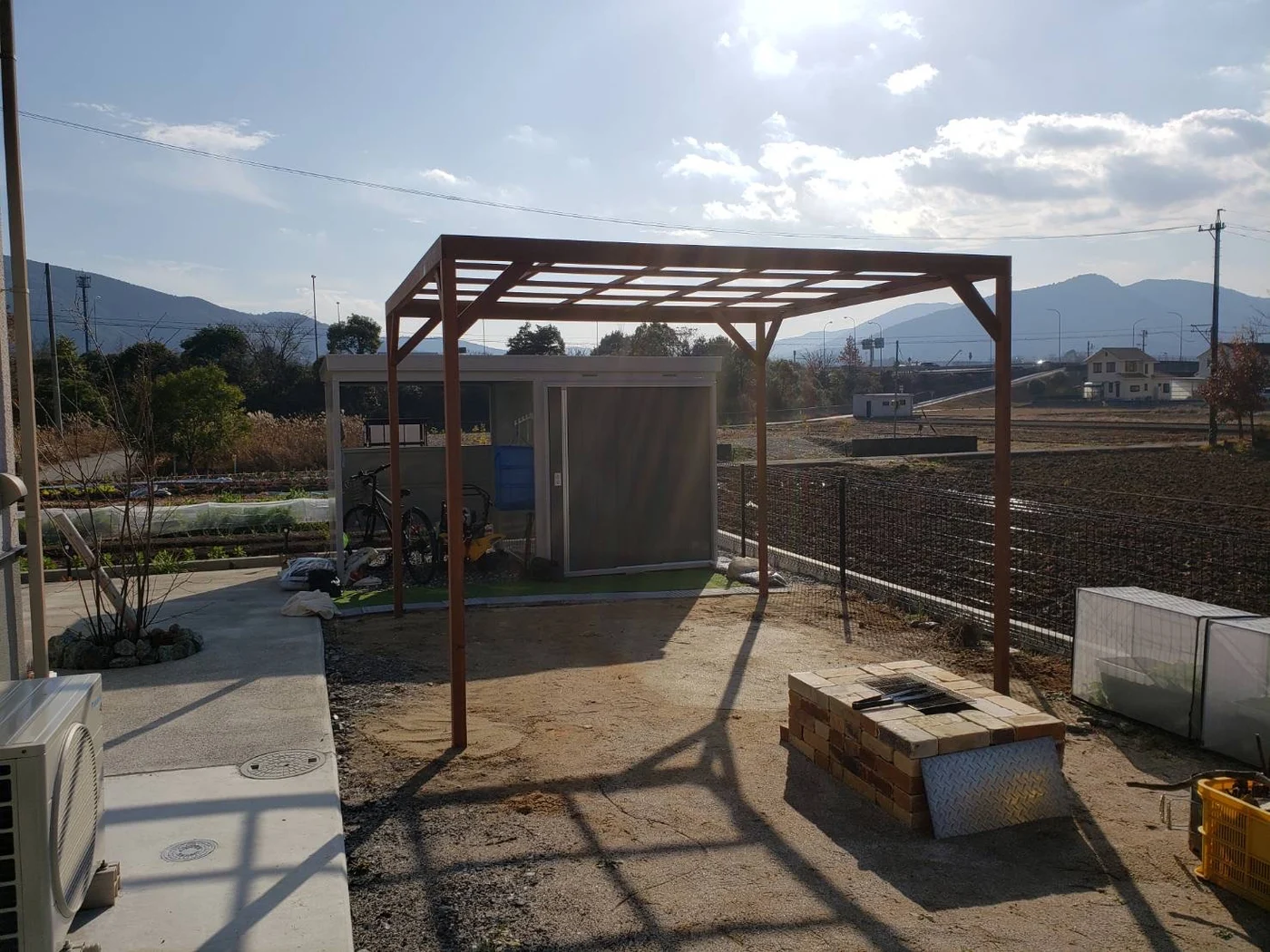 建物側から見る独立型パーゴラ