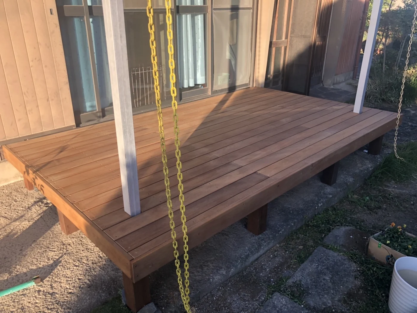 木の床が広がった窓前