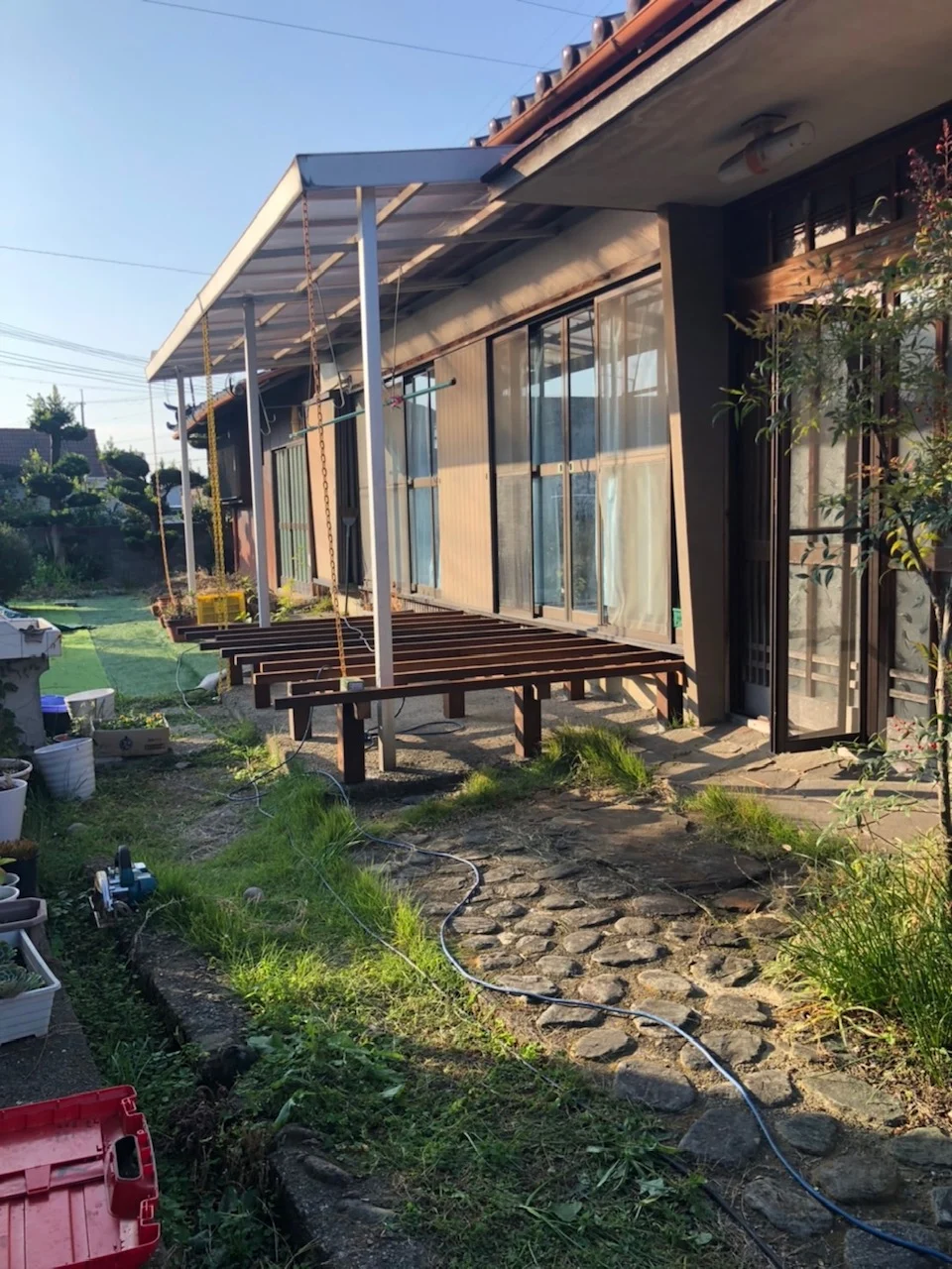 床板のない状態の窓前