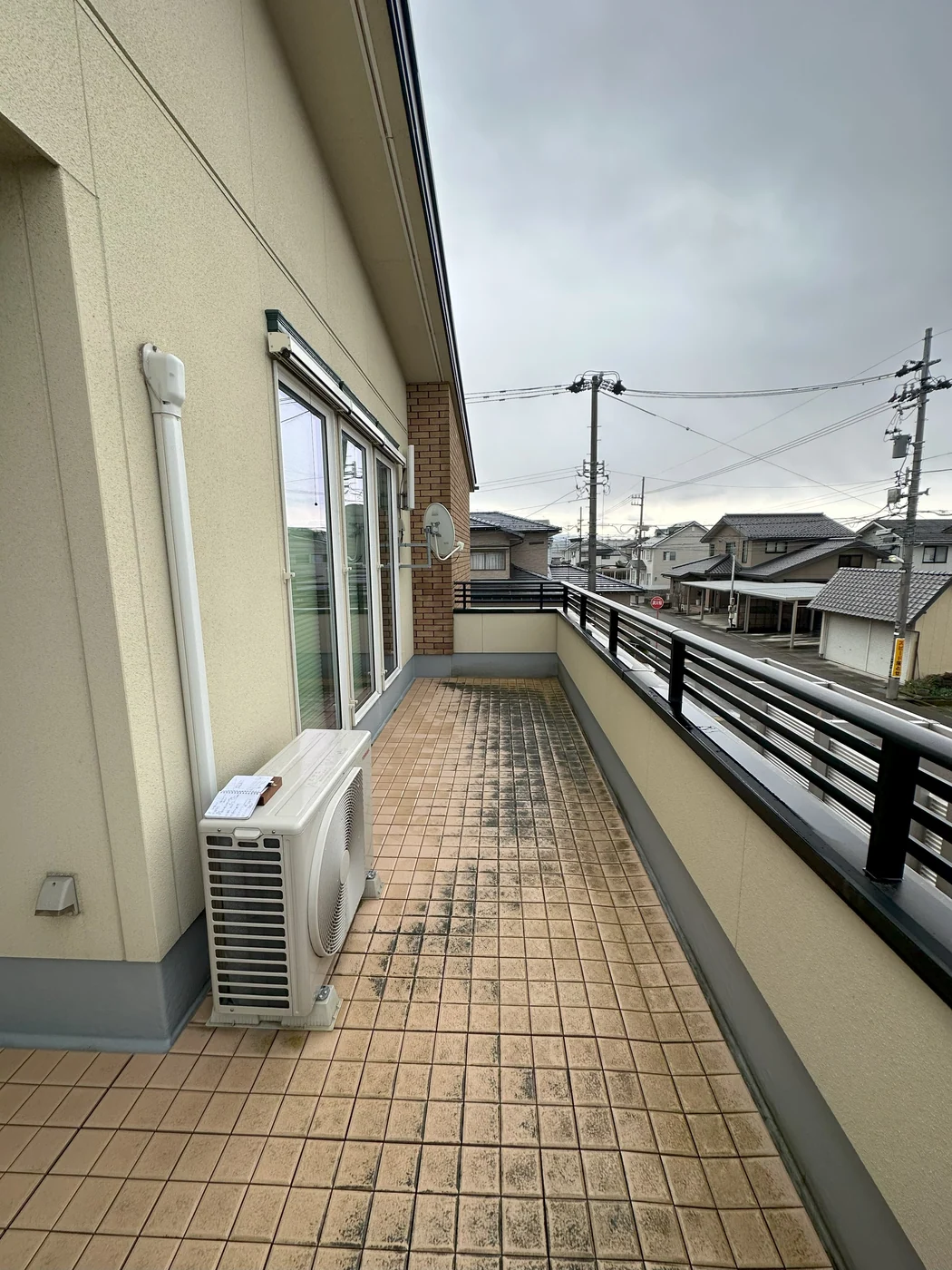 同じ窓辺にタイル状の床が見える写真