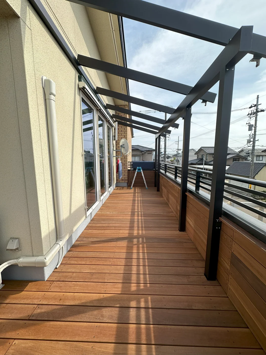 屋根の柱と窓に沿って続く細長い木の床