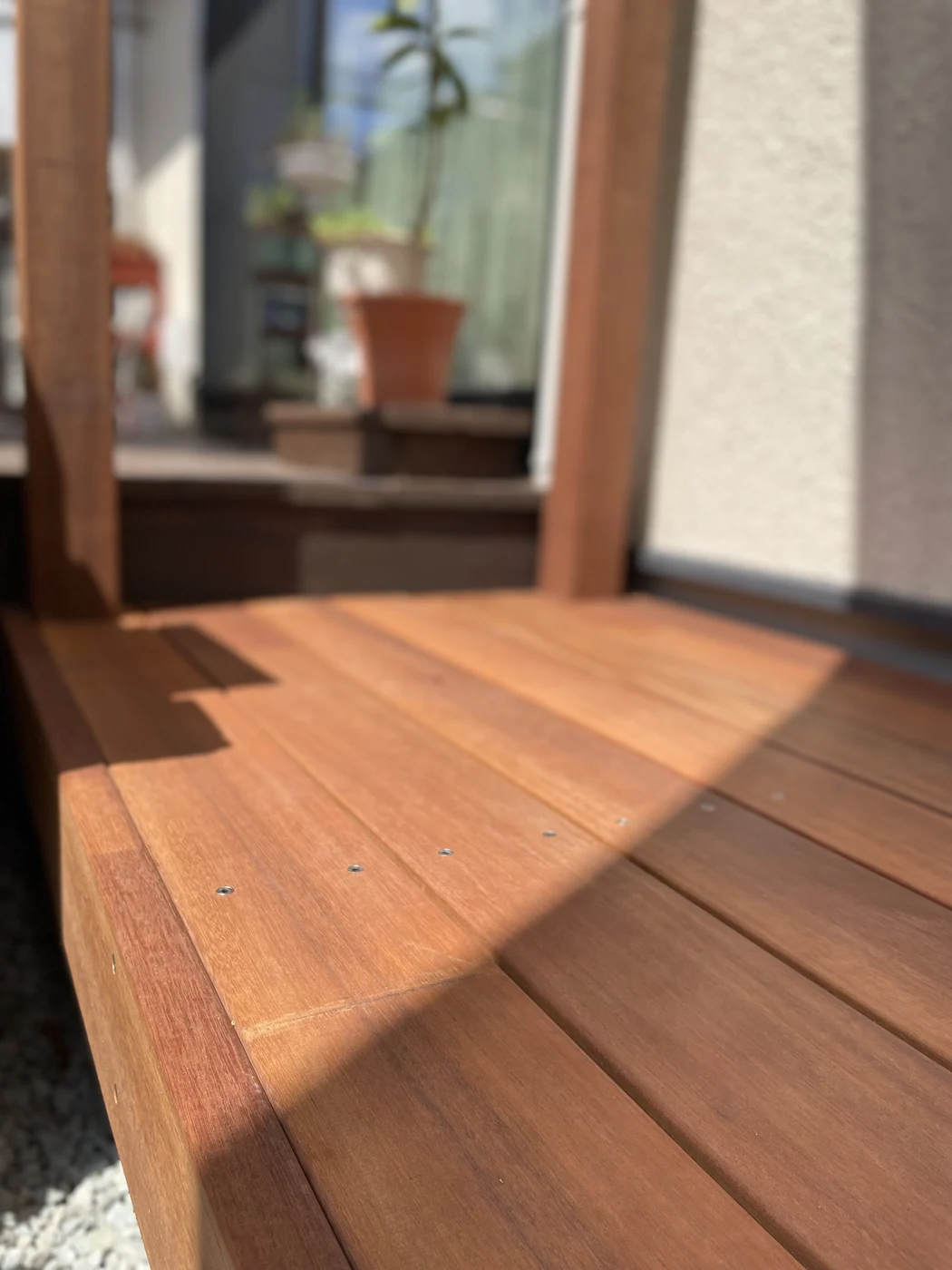日差しを受ける床板と窓の足元