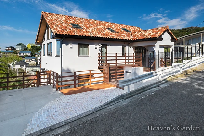 道路側から見た住宅と門前の木の床